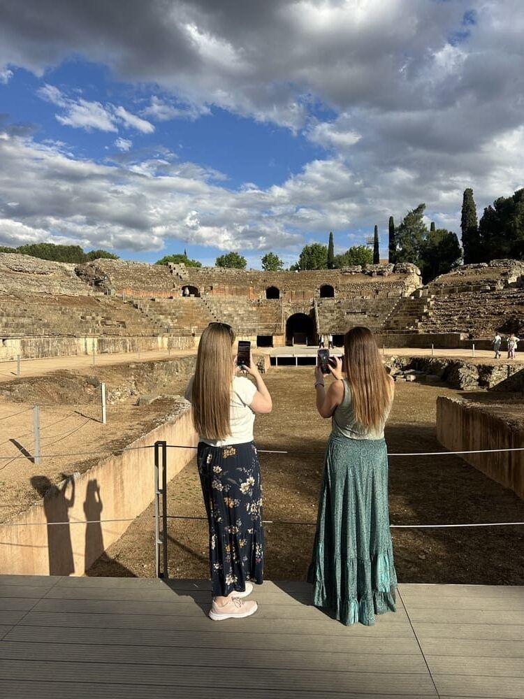 Anfiteatro romano, ruta del vino y Cava Ribera del Guadiana
